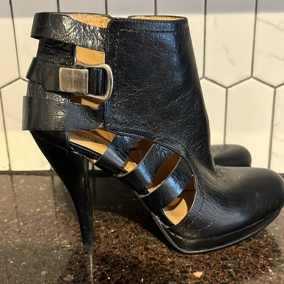 4/$20 Nine West black heal ankle boots, size 6M - Picture 5 of 8